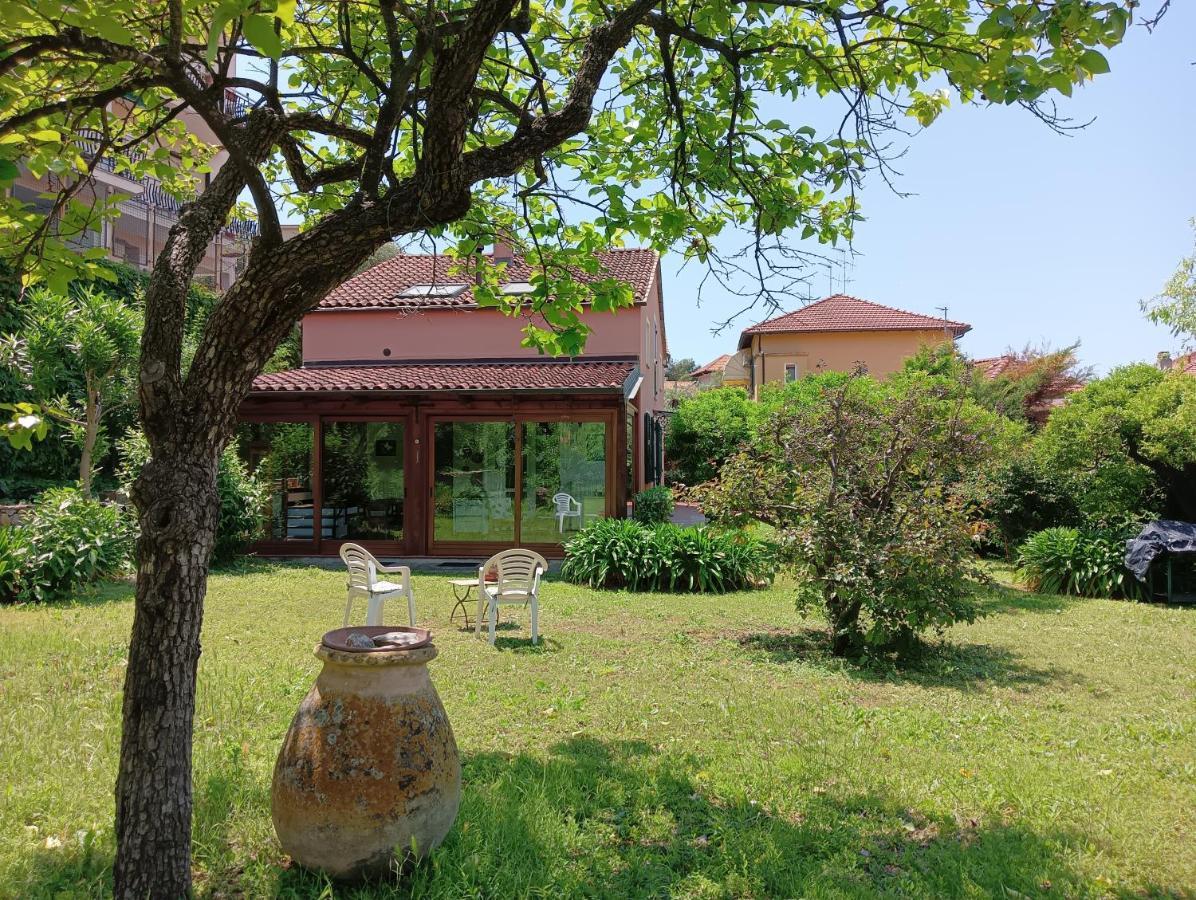 Villetta Con Giardino A Due Passi Dal Mare 因佩里亚 外观 照片
